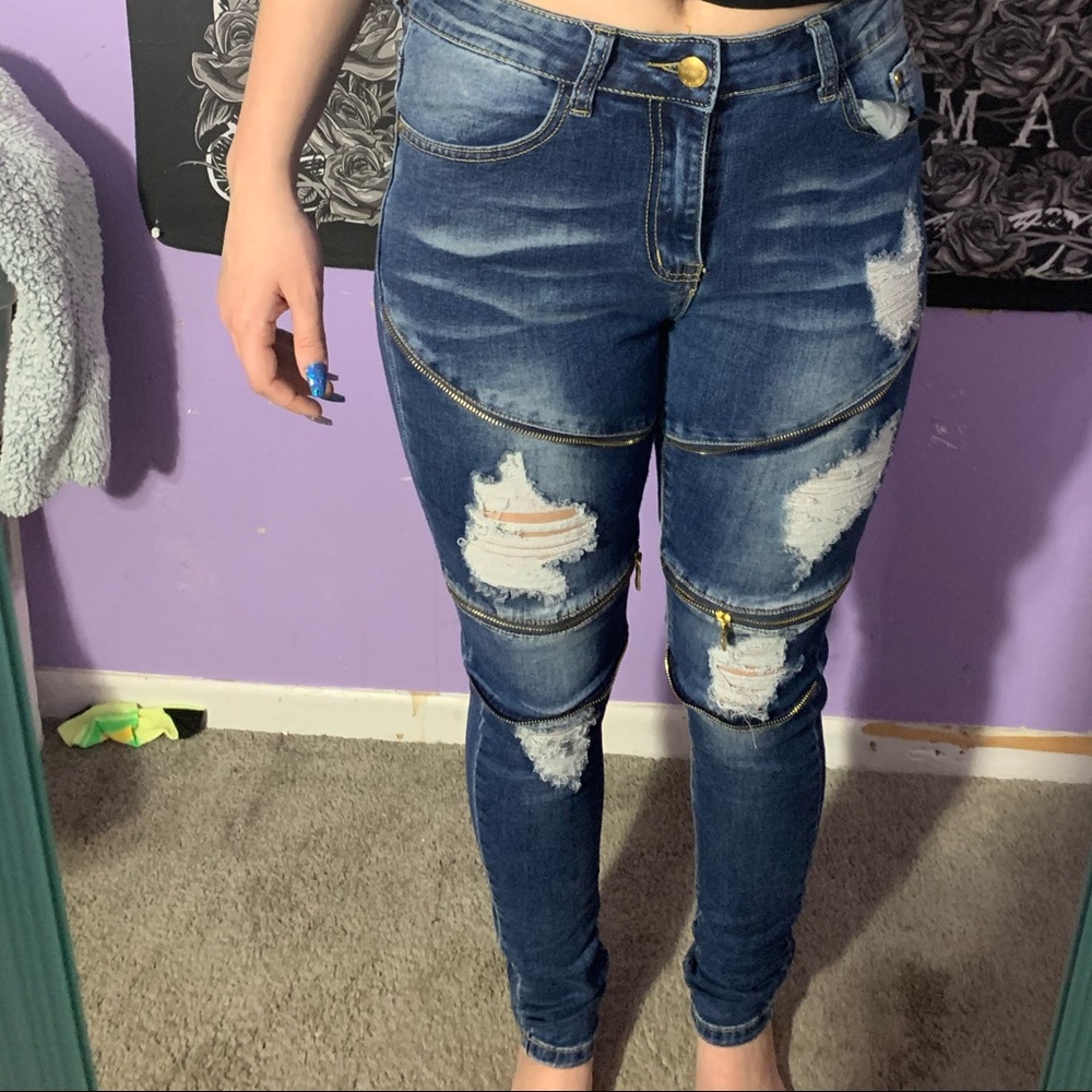 Distressed zipper jeans
